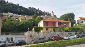Apartments with a parking space Klis, Split - 13435